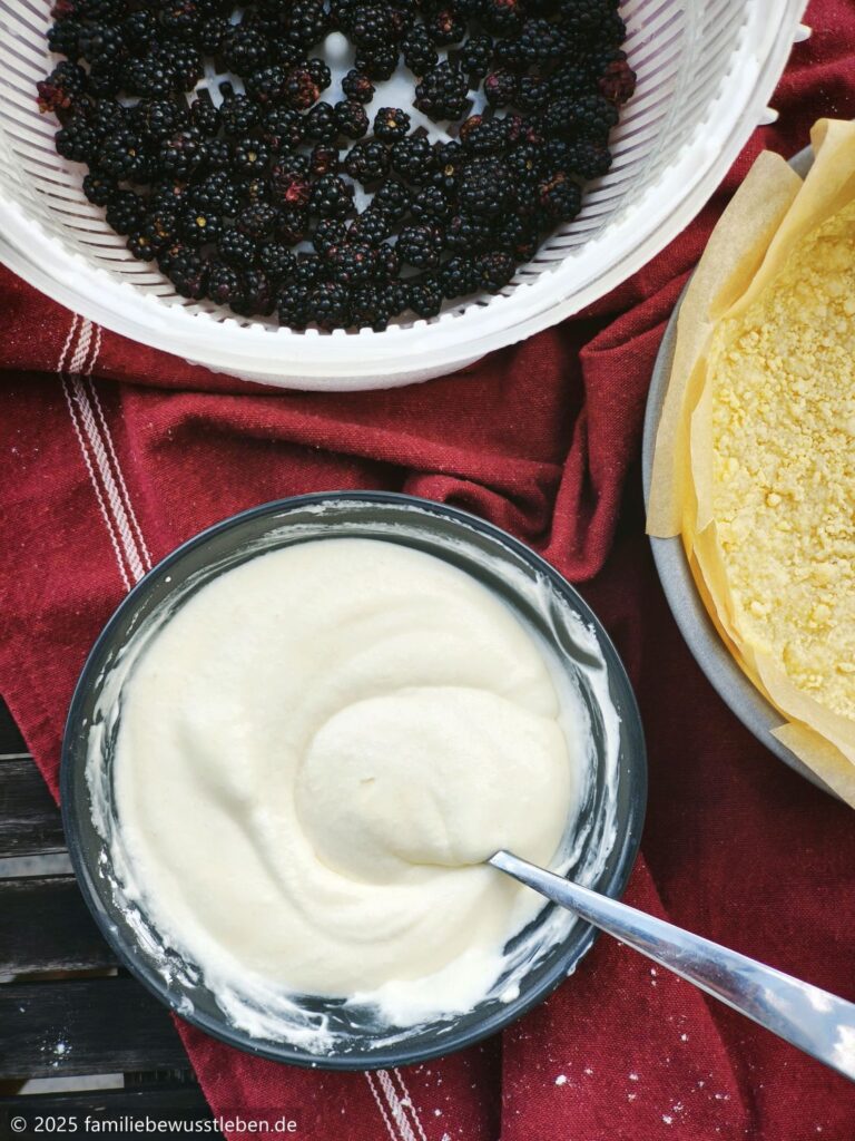 Draufsicht eine Schale mit dem Sahneguss.