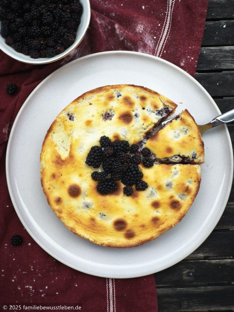 Spätsommerlicher Brombeerkuchen mit sahnigem Guss