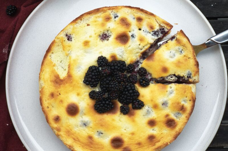 Spätsommerlicher Brombeerkuchen mit sahnigem Guss
