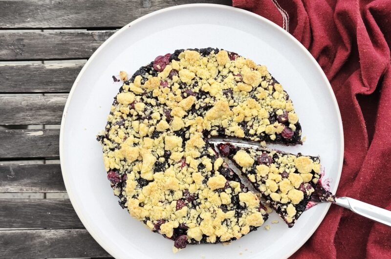 Blaubeerkuchen mit Waldheidelbeeren und Streuseln – schnell, einfach und vielseitig