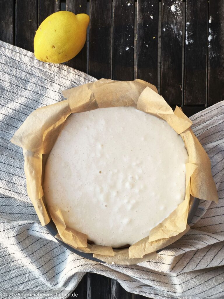 Der Teig für den proteinreichen Käsekuchen vor dem Backen in einer kleinen runden Springform.