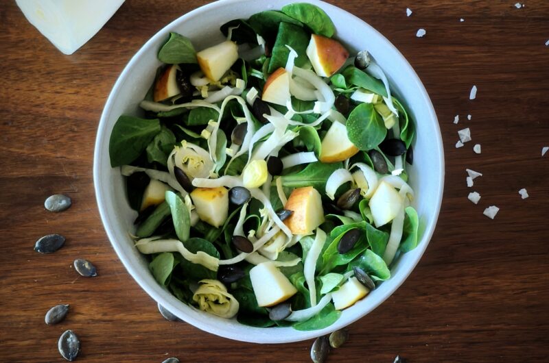 Winterlicher Salat mit Chicorée, Feldsalat und Apfel