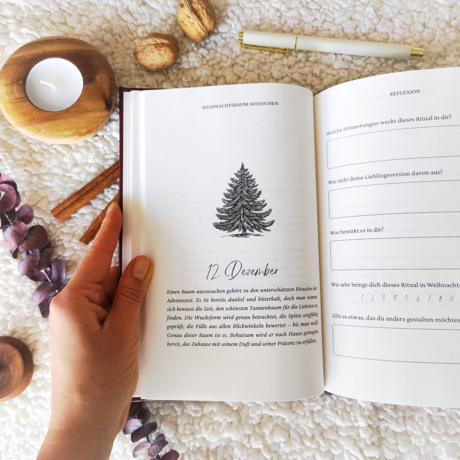 Das aufgeschlagene Adventskalender Journal mit der Beschreibung des weihnachtlichen Rituals für den 12. Dezember auf der linken Seite und Reflexionsfragen auf der rechten Seite.