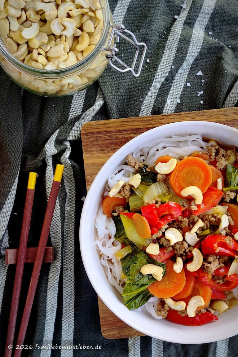 Schnelle asiatische Hackfleisch-Gemüse-Pfanne mit Reisnudeln