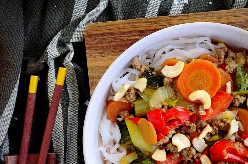Schnelle asiatische Hackfleisch-Gemüse-Pfanne mit Reis